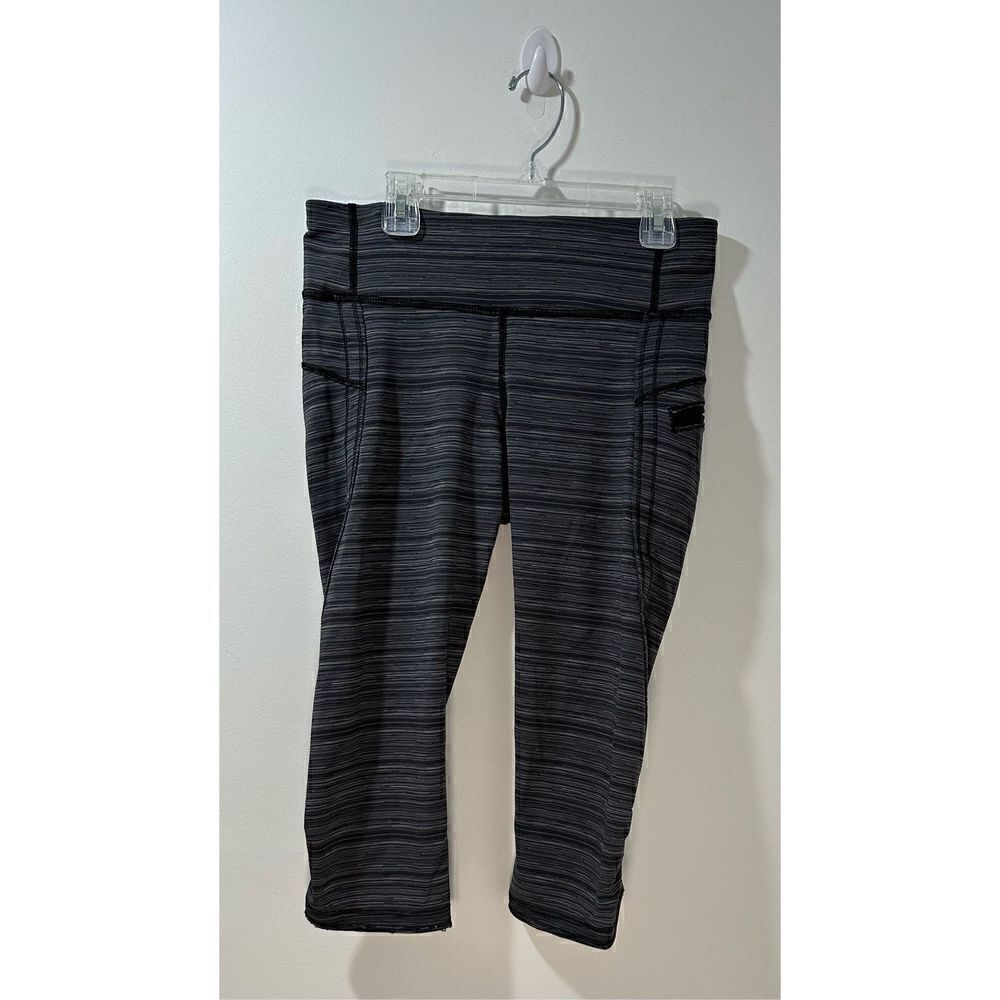 Lululemon women’s capri length gray leggings size 6. #35-0869